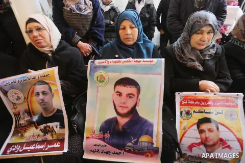 Palestinians take part in a protest to show solidarity with Palestinian prisoners held in Israeli jails, in front of Red cross office in Gaza city, on December 18, 2017. Photo by Mohammed Asad