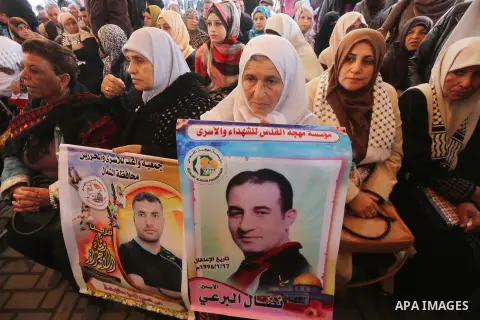 Palestinians take part in a protest to show solidarity with Palestinian prisoners held in Israeli jails, in front of Red cross office in Gaza city, on December 18, 2017. Photo by Mohammed Asad