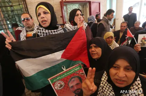 Palestinians take part in a protest to show solidarity with Palestinian prisoners held in Israeli jails, in front of Red cross office in Gaza city, on December 18, 2017. Photo by Mohammed Asad