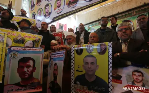 Palestinians take part in a protest to show solidarity with Palestinian prisoners held in Israeli jails, in front of Red cross office in Gaza city, on December 18, 2017. Photo by Mohammed Asad