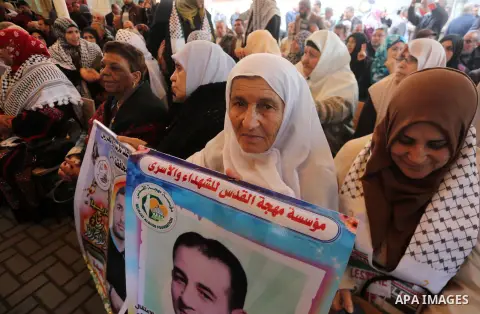 Palestinians take part in a protest to show solidarity with Palestinian prisoners held in Israeli jails, in front of Red cross office in Gaza city, on December 18, 2017. Photo by Mohammed Asad