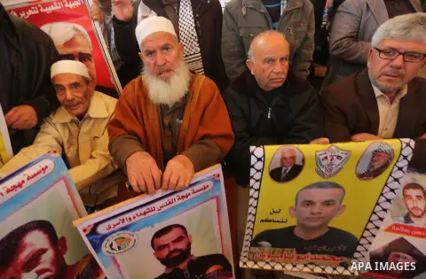 Palestinians take part in a protest to show solidarity with Palestinian prisoners held in Israeli jails, in front of Red cross office in Gaza city, on December 18, 2017. Photo by Mohammed Asad