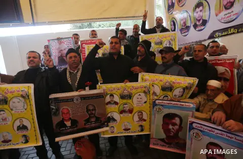 Palestinians take part in a protest to show solidarity with Palestinian prisoners held in Israeli jails, in front of Red cross office in Gaza city, on December 18, 2017. Photo by Mohammed Asad