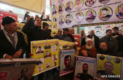 Palestinians take part in a protest to show solidarity with Palestinian prisoners held in Israeli jails, in front of Red cross office in Gaza city, on December 18, 2017. Photo by Mohammed Asad