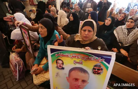 Palestinians take part in a protest to show solidarity with Palestinian prisoners held in Israeli jails, in front of Red cross office in Gaza city, on December 18, 2017. Photo by Mohammed Asad