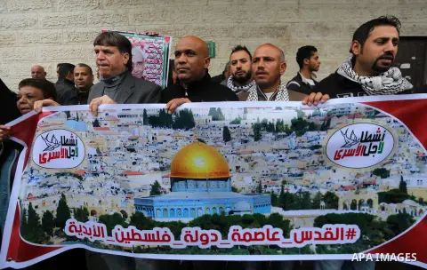 Palestinians take part in a protest to show solidarity with Palestinian prisoners held in Israeli jails, in front of Red cross office in Gaza city, on December 18, 2017. Photo by Mohammed Asad
