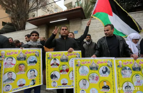 Palestinians take part in a protest to show solidarity with Palestinian prisoners held in Israeli jails, in Gaza city, on December 18, 2017. Photo by Mohammed Asad