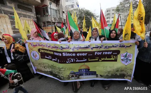 Palestinians take part in a protest to show solidarity with Palestinian prisoners held in Israeli jails, in Gaza city, on December 18, 2017. Photo by Mohammed Asad