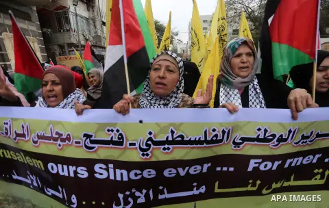 Palestinians take part in a protest to show solidarity with Palestinian prisoners held in Israeli jails, in Gaza city, on December 18, 2017. Photo by Mohammed Asad