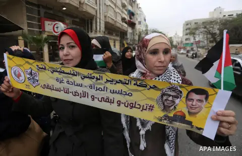 Palestinians take part in a protest to show solidarity with Palestinian prisoners held in Israeli jails, in Gaza city, on December 18, 2017. Photo by Mohammed Asad