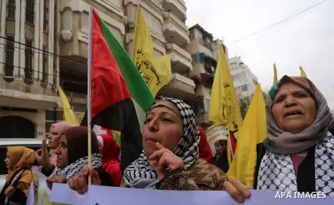 Palestinians take part in a protest to show solidarity with Palestinian prisoners held in Israeli jails, in Gaza city, on December 18, 2017. Photo by Mohammed Asad