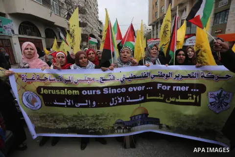 Palestinians take part in a protest to show solidarity with Palestinian prisoners held in Israeli jails, in Gaza city, on December 18, 2017. Photo by Mohammed Asad