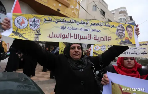 Palestinians take part in a protest to show solidarity with Palestinian prisoners held in Israeli jails, in Gaza city, on December 18, 2017. Photo by Mohammed Asad