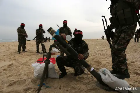 Palestinian militants of the Popular Front for the Liberation of Palestine (PFLP) take part in a military exercise, on beach in Khan Younis in the southern Gaza Strip, December 22, 2017. Photo by Ashraf Amra