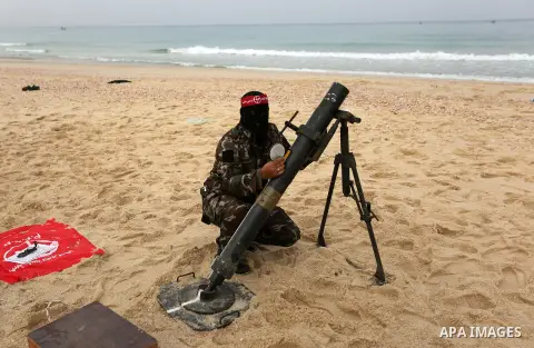 Palestinian militants of the Popular Front for the Liberation of Palestine (PFLP) take part in a military exercise, on beach in Khan Younis in the southern Gaza Strip, December 22, 2017. Photo by Ashraf Amra