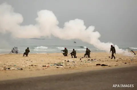 Palestinian militants of the Popular Front for the Liberation of Palestine (PFLP) take part in a military exercise, on beach in Khan Younis in the southern Gaza Strip, December 22, 2017. Photo by Ashraf Amra