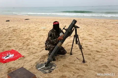 Palestinian militants of the Popular Front for the Liberation of Palestine (PFLP) take part in a military exercise, on beach in Khan Younis in the southern Gaza Strip, December 22, 2017. Photo by Ashraf Amra