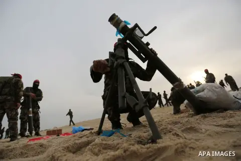 Palestinian militants of the Popular Front for the Liberation of Palestine (PFLP) take part in a military exercise, on beach in Khan Younis in the southern Gaza Strip, December 22, 2017. Photo by Ashraf Amra