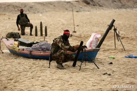Palestinian militants of the Popular Front for the Liberation of Palestine (PFLP) take part in a military exercise, on beach in Khan Younis in the southern Gaza Strip, December 22, 2017. Photo by Ashraf Amra