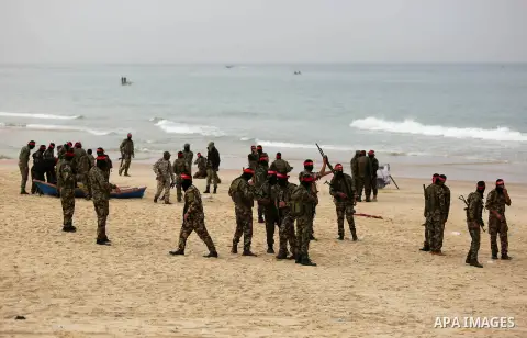 Palestinian militants of the Popular Front for the Liberation of Palestine (PFLP) take part in a military exercise, on beach in Khan Younis in the southern Gaza Strip, December 22, 2017. Photo by Ashraf Amra