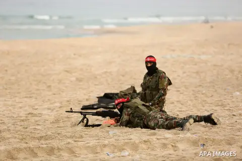 Palestinian militants of the Popular Front for the Liberation of Palestine (PFLP) take part in a military exercise, on beach in Khan Younis in the southern Gaza Strip, December 22, 2017. Photo by Ashraf Amra