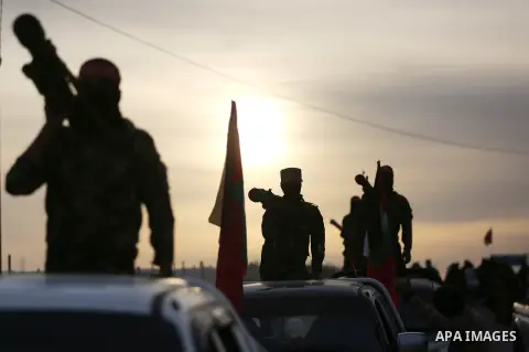 Palestinian militants of the Popular Front for the Liberation of Palestine (PFLP) take part in a military exercise, on beach in Khan Younis in the southern Gaza Strip, December 22, 2017. Photo by Ashraf Amra