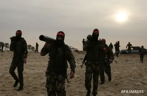 Palestinian militants of the Popular Front for the Liberation of Palestine (PFLP) take part in a military exercise, on beach in Khan Younis in the southern Gaza Strip, December 22, 2017. Photo by Ashraf Amra