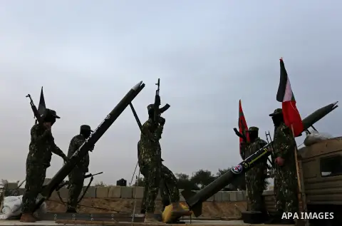Palestinian militants of the Popular Front for the Liberation of Palestine (PFLP) take part in a military exercise, on beach in Khan Younis in the southern Gaza Strip, December 22, 2017. Photo by Ashraf Amra