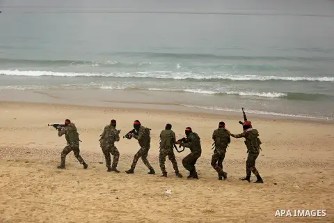 Palestinian militants of the Popular Front for the Liberation of Palestine (PFLP) take part in a military exercise, on beach in Khan Younis in the southern Gaza Strip, December 22, 2017. Photo by Ashraf Amra