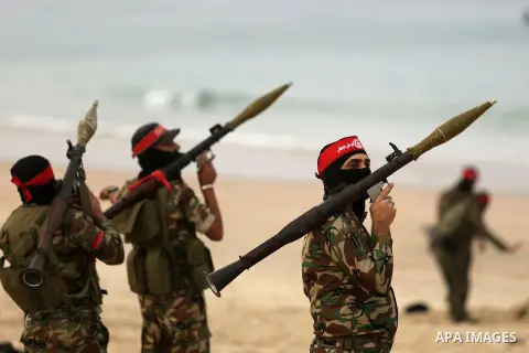 Palestinian militants of the Popular Front for the Liberation of Palestine (PFLP) take part in a military exercise, on beach in Khan Younis in the southern Gaza Strip, December 22, 2017. Photo by Ashraf Amra