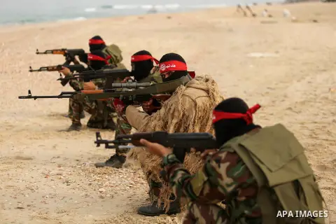 Palestinian militants of the Popular Front for the Liberation of Palestine (PFLP) take part in a military exercise, on beach in Khan Younis in the southern Gaza Strip, December 22, 2017. Photo by Ashraf Amra