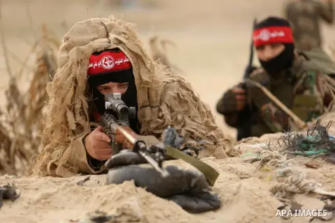 Palestinian militants of the Popular Front for the Liberation of Palestine (PFLP) take part in a military exercise, on beach in Khan Younis in the southern Gaza Strip, December 22, 2017. Photo by Ashraf Amra