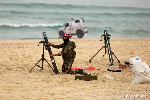 Palestinian militants of the Popular Front for the Liberation of Palestine (PFLP) take part in a military exercise, on beach in Khan Younis in the southern Gaza Strip, December 22, 2017. Photo by Ashraf Amra