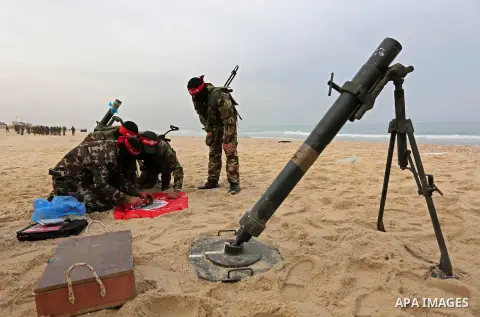 Palestinian militants of the Popular Front for the Liberation of Palestine (PFLP) take part in a military exercise, on beach in Khan Younis in the southern Gaza Strip, December 22, 2017. Photo by Ashraf Amra
