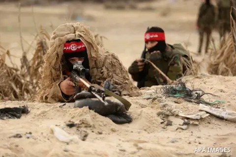 Palestinian militants of the Popular Front for the Liberation of Palestine (PFLP) take part in a military exercise, on beach in Khan Younis in the southern Gaza Strip, December 22, 2017. Photo by Ashraf Amra