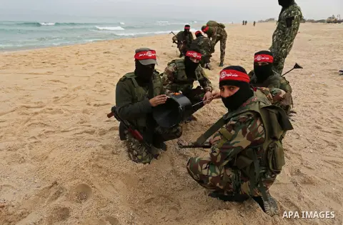 Palestinian militants of the Popular Front for the Liberation of Palestine (PFLP) take part in a military exercise, on beach in Khan Younis in the southern Gaza Strip, December 22, 2017. Photo by Ashraf Amra