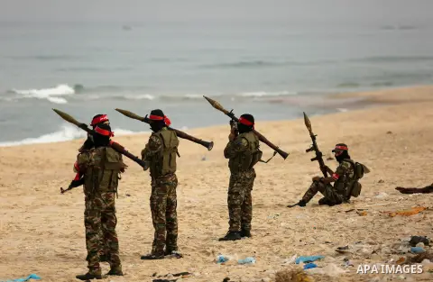Palestinian militants of the Popular Front for the Liberation of Palestine (PFLP) take part in a military exercise, on beach in Khan Younis in the southern Gaza Strip, December 22, 2017. Photo by Ashraf Amra