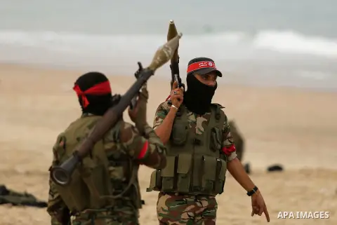 Palestinian militants of the Popular Front for the Liberation of Palestine (PFLP) take part in a military exercise, on beach in Khan Younis in the southern Gaza Strip, December 22, 2017. Photo by Ashraf Amra
