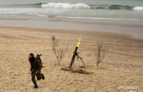 Palestinian militants of the Popular Front for the Liberation of Palestine (PFLP) take part in a military exercise, on beach in Khan Younis in the southern Gaza Strip, December 22, 2017. Photo by Ashraf Amra