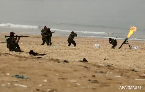 Palestinian militants of the Popular Front for the Liberation of Palestine (PFLP) take part in a military exercise, on beach in Khan Younis in the southern Gaza Strip, December 22, 2017. Photo by Ashraf Amra