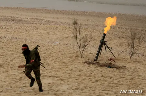 Palestinian militants of the Popular Front for the Liberation of Palestine (PFLP) take part in a military exercise, on beach in Khan Younis in the southern Gaza Strip, December 22, 2017. Photo by Ashraf Amra