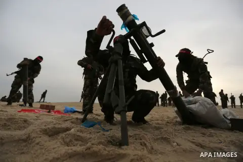 Palestinian militants of the Popular Front for the Liberation of Palestine (PFLP) take part in a military exercise, on beach in Khan Younis in the southern Gaza Strip, December 22, 2017. Photo by Ashraf Amra