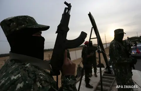 Palestinian militants of the Popular Front for the Liberation of Palestine (PFLP) take part in a military exercise, on beach in Khan Younis in the southern Gaza Strip, December 22, 2017. Photo by Ashraf Amra