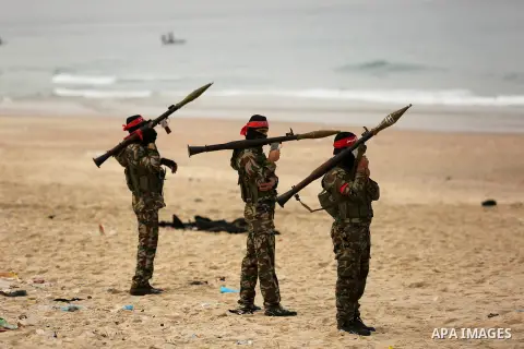 Palestinian militants of the Popular Front for the Liberation of Palestine (PFLP) take part in a military exercise, on beach in Khan Younis in the southern Gaza Strip, December 22, 2017. Photo by Ashraf Amra