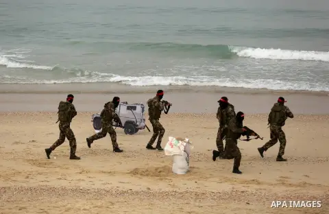 Palestinian militants of the Popular Front for the Liberation of Palestine (PFLP) take part in a military exercise, on beach in Khan Younis in the southern Gaza Strip, December 22, 2017. Photo by Ashraf Amra