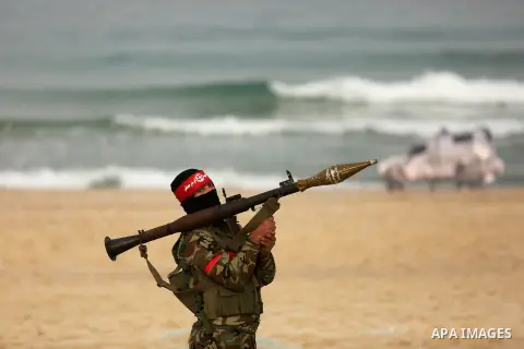 Palestinian militants of the Popular Front for the Liberation of Palestine (PFLP) take part in a military exercise, on beach in Khan Younis in the southern Gaza Strip, December 22, 2017. Photo by Ashraf Amra