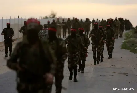 Palestinian militants of the Popular Front for the Liberation of Palestine (PFLP) take part in a military exercise, on beach in Khan Younis in the southern Gaza Strip, December 22, 2017. Photo by Ashraf Amra