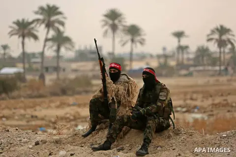 Palestinian militants of the Popular Front for the Liberation of Palestine (PFLP) take part in a military exercise, on beach in Khan Younis in the southern Gaza Strip, December 22, 2017. Photo by Ashraf Amra