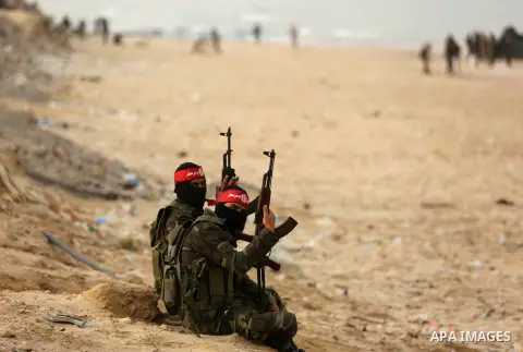Palestinian militants of the Popular Front for the Liberation of Palestine (PFLP) take part in a military exercise, on beach in Khan Younis in the southern Gaza Strip, December 22, 2017. Photo by Ashraf Amra
