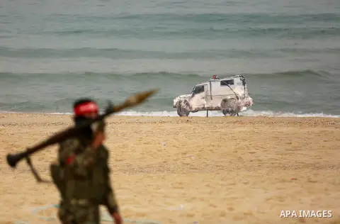 Palestinian militants of the Popular Front for the Liberation of Palestine (PFLP) take part in a military exercise, on beach in Khan Younis in the southern Gaza Strip, December 22, 2017. Photo by Ashraf Amra